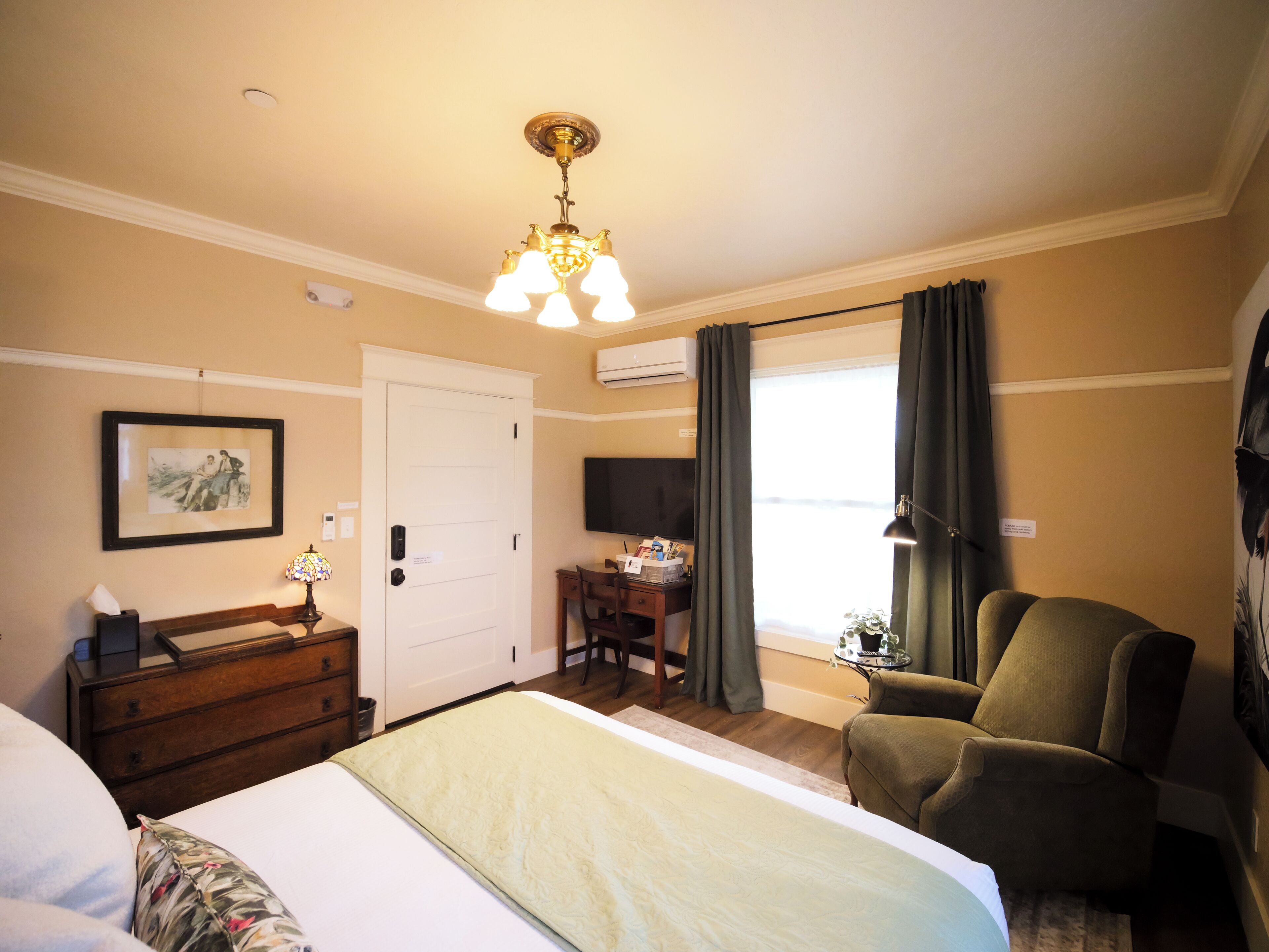 Escrivaninha, ferros/tábuas de passar roupa, berço de viagem