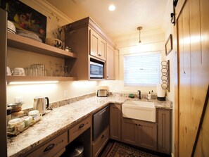 Køleskab, mikrobølgeovn, opvaskemaskine, kaffe-/temaskine