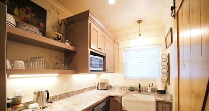 1 Bedroom Suite | Hot Tub | Downtown Ashland | Tesla Station