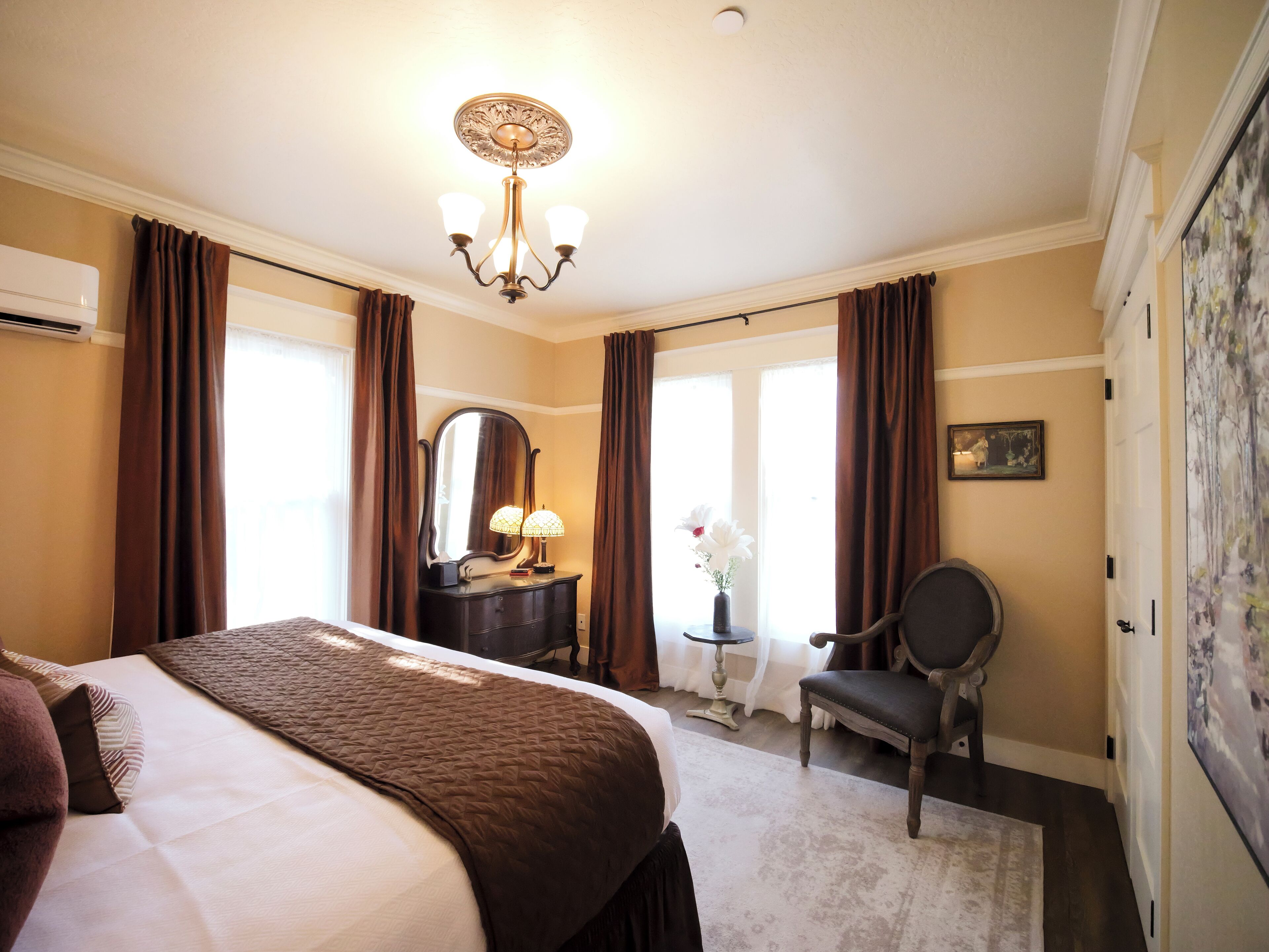 1 soverom, skrivebord, strykejern/-brett og reiseseng for barn