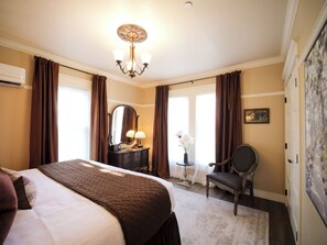 1 Schlafzimmer, Schreibtisch, Bügeleisen/Bügelbrett, Reisekinderbett