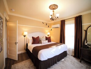 1 chambre, bureau, fer et planche à repasser, lit parapluie