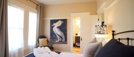 2 chambres, bureau, fer et planche à repasser, lit parapluie