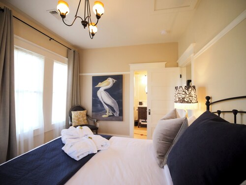 Luxurious 2 BR Red McCall Suite in historic Ashland. Features mountain views, a private deck, shared hot tub access, and a full kitchen. Sleeps 6. Walk to OSF and downtown shops/restaurants!