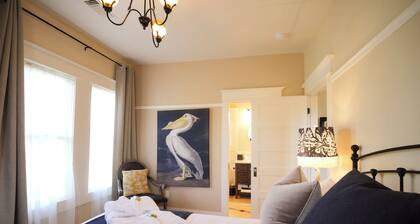 Luxurious 2 BR Red McCall Suite in historic Ashland. Features mountain views, a private deck, shared hot tub access, and a full kitchen. Sleeps 6. Walk to OSF and downtown shops/restaurants!
