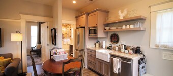 Luxurious 2 BR Red McCall Suite in historic Ashland. Features mountain views, a private deck, shared hot tub access, and a full kitchen. Sleeps 6. Walk to OSF and downtown shops/restaurants!