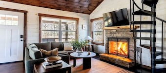 Blue Ridge Cottage & Guest House, Hot Tub, Fireplace, Game Room • 10 Guests