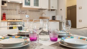 Wasserkocher mit Kaffee-/Teezubehör, Kühlschrank, Mikrowelle, Ofen