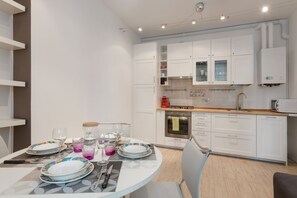 Kjøleskap, mikrobølgeovn, ovn og oppvaskmaskin