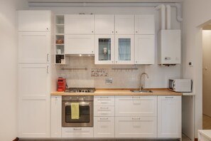 Kjøleskap, mikrobølgeovn, ovn og oppvaskmaskin