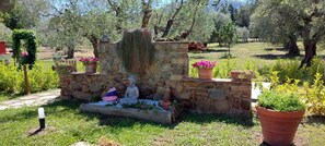 Piscine extérieure en saison, chaises longues