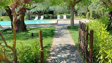 Piscine extérieure (ouverte en saison), chaises longues