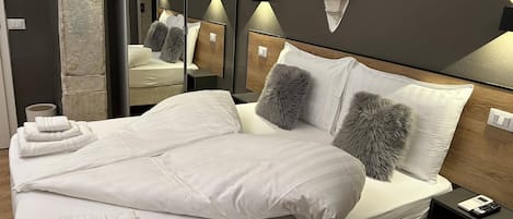 Exclusive Room | Premium bedding, down comforters, memory foam beds, minibar