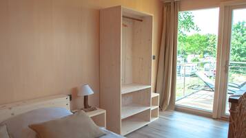 2 bedrooms, travel cot, bed sheets