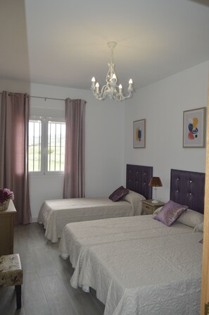 3 camere, una scrivania, ferro/asse da stiro, culla da viaggio