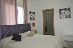 3 habitaciones, escritorio y tabla de planchar con plancha 