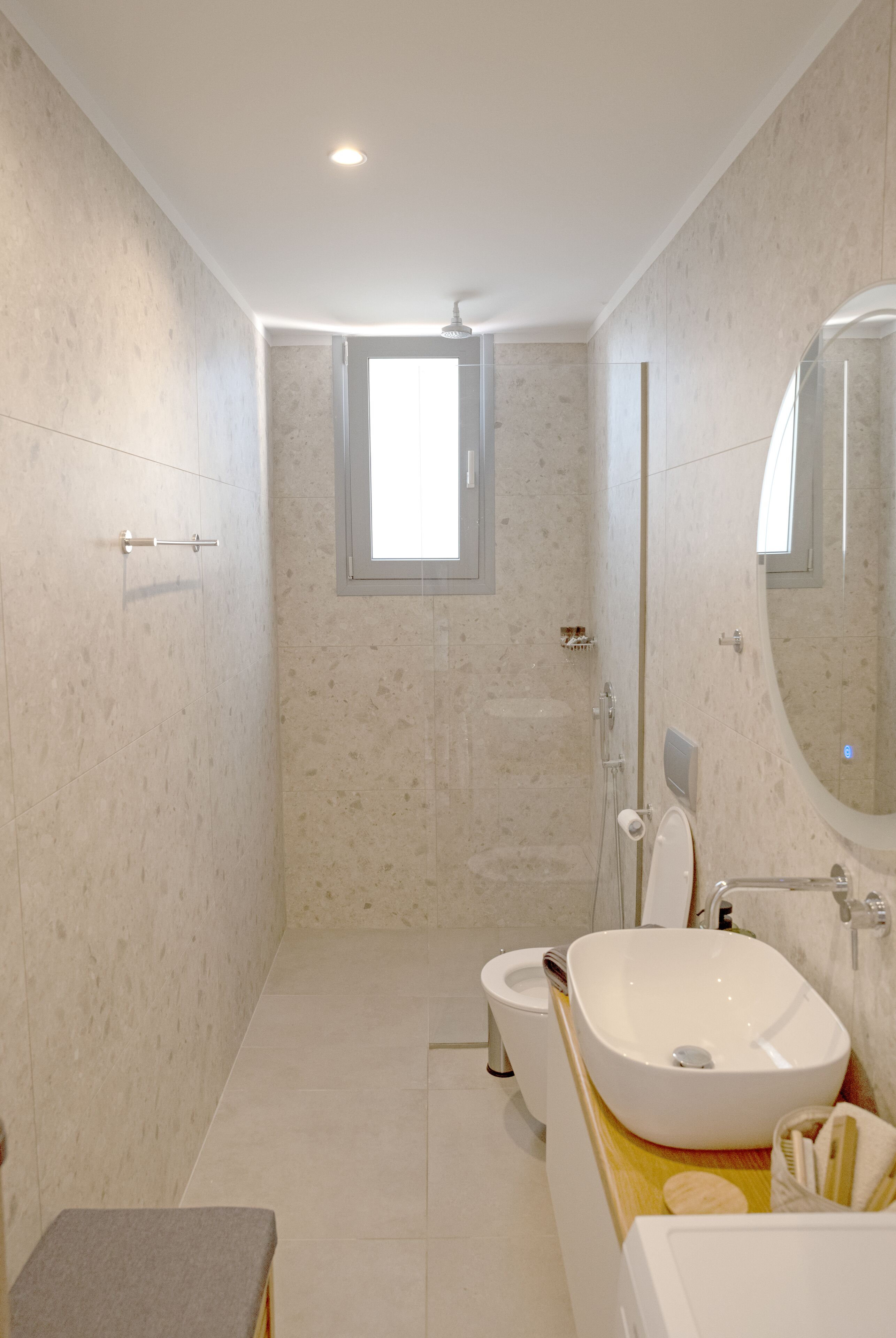 Douche, sèche-cheveux, serviettes fournies, savon