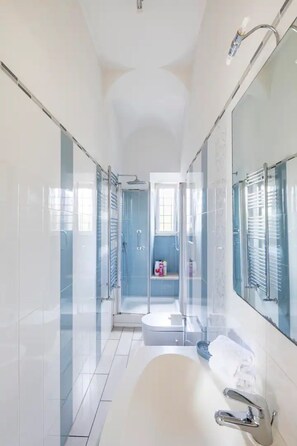 Suihku, hiustenkuivaaja, bidee, pyyhkeet