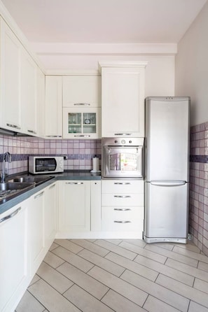 Fridge, microwave, oven, stovetop - Apartment for those who love to have coffee on the terrace (Roma)