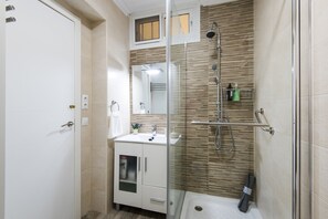 Een douche, een haardroger, handdoeken, zeep