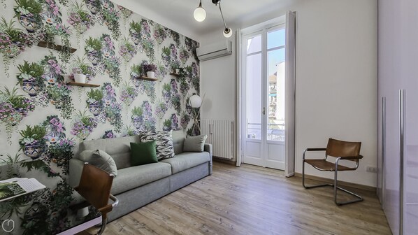 Leilighet (2 Bedrooms) | Oppholdsområde | En 55-tommers smart-TV med kabel-kanaler samt TV