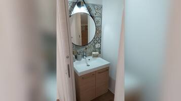 Doccia, asciugacapelli, bidet, asciugamani