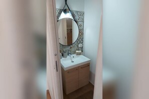 Doccia, asciugacapelli, bidet, asciugamani