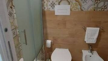 Douche, sèche-cheveux, bidet, serviettes fournies