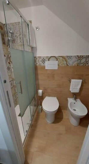 Doccia, asciugacapelli, bidet, asciugamani