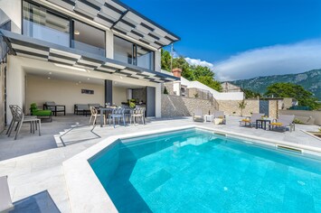 Beautiful house with pool.