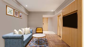 Deluxe Suite | Living area | Flat-screen TV