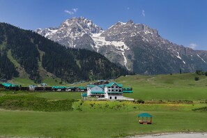 Front of property - Lemon Tree Hotel, Sonmarg by the Riverside (Gund)