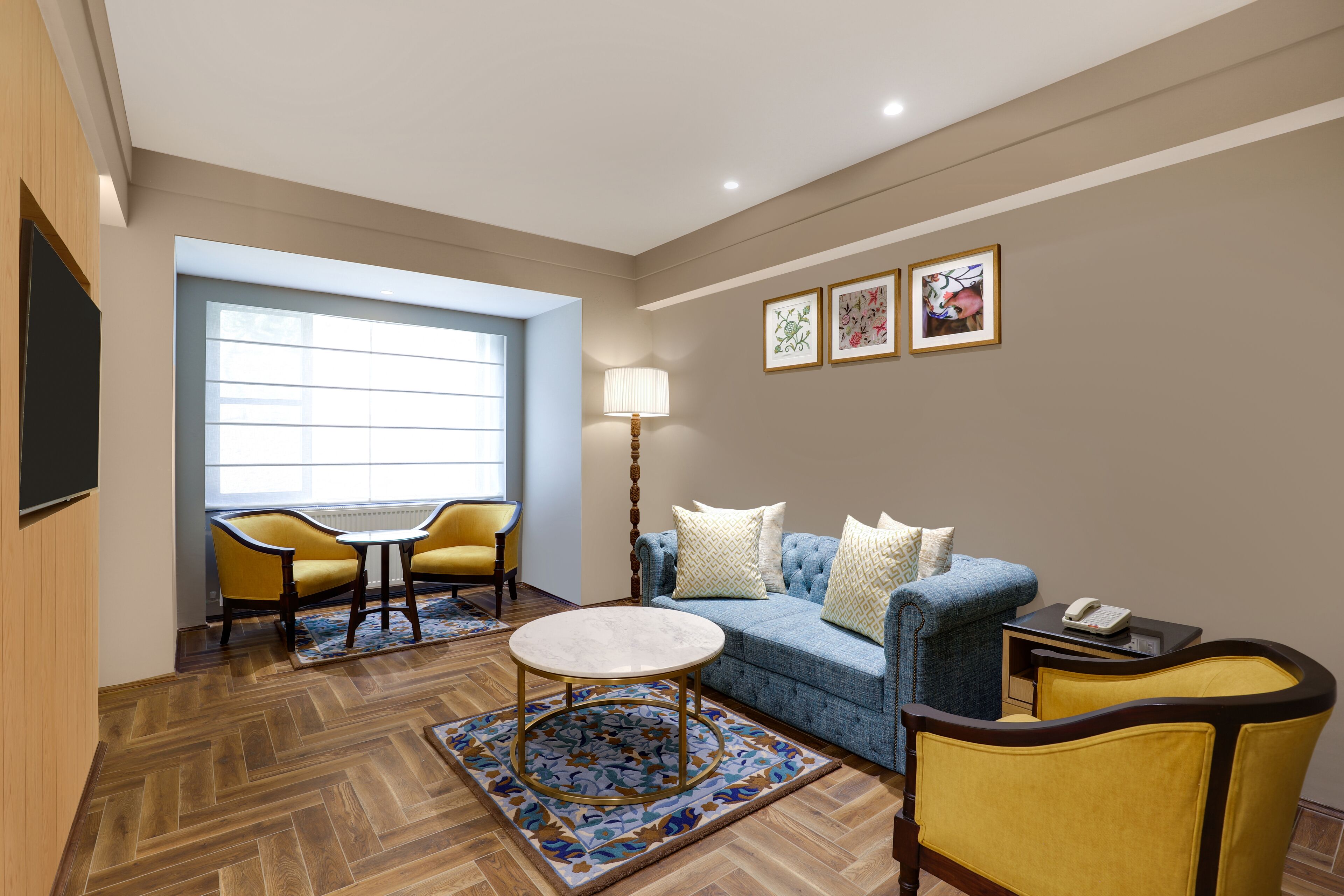 Deluxe Suite | Living area | Flat-screen TV