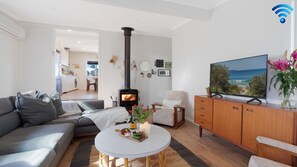 Smart TV, chimenea y oficina 