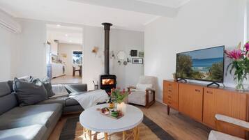 Una Smart TV, una chimenea, una oficina