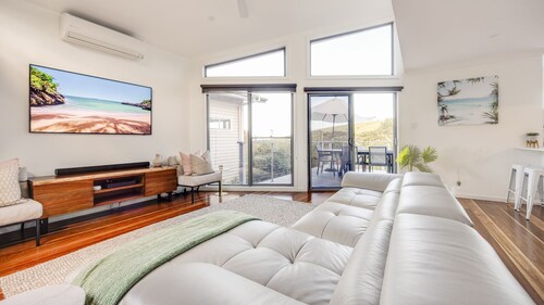 Wanna Wanna Beach House – stunning ocean and mountain views