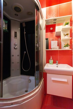 Classic Apartment | Bathroom | Shower, hair dryer, towels, soap - Beautiful apartments in modern district (Minsk)