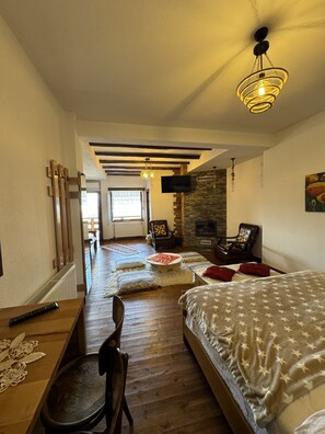 Suite estudio tradicional | Escritorio, espacio para trabajar con un portátil, wifi gratis