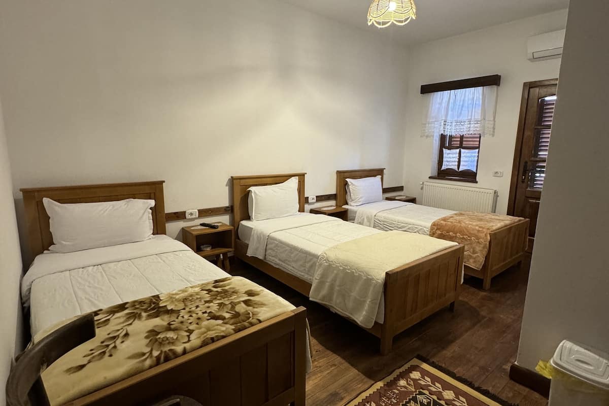 Habitación triple clásica | Escritorio, espacio para trabajar con laptop y wifi gratis