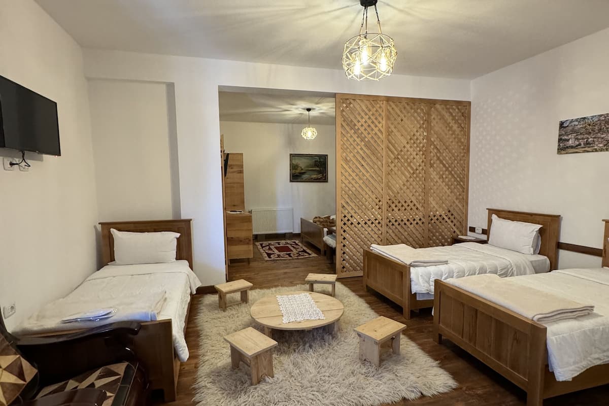 Habitación cuádruple familiar | Escritorio, espacio para trabajar con laptop y wifi gratis
