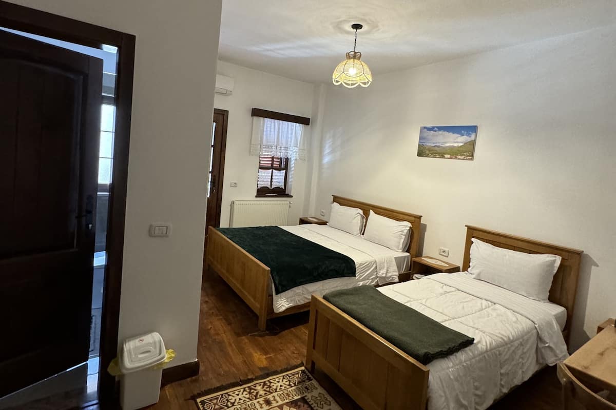 Habitación triple estándar | Escritorio, espacio para trabajar con laptop y wifi gratis