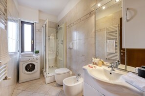 Apartment | Bathroom | Bidet, towels, toilet paper