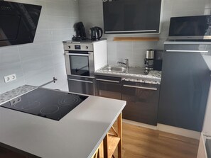 Een koelkast, een magnetron, een oven, een kookplaat