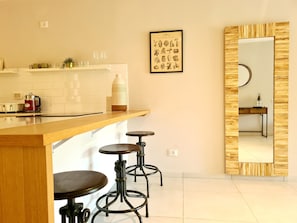 Apartamento, 2 quartos, sacada | Opções para refeição no quarto