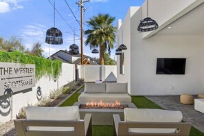 Property grounds - The Westley - Walk to Oldtown - Modern & NEW! (Scottsdale)