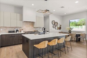 Fridge, microwave, oven, stovetop - The Westley - Walk to Oldtown - Modern & NEW! (Scottsdale)