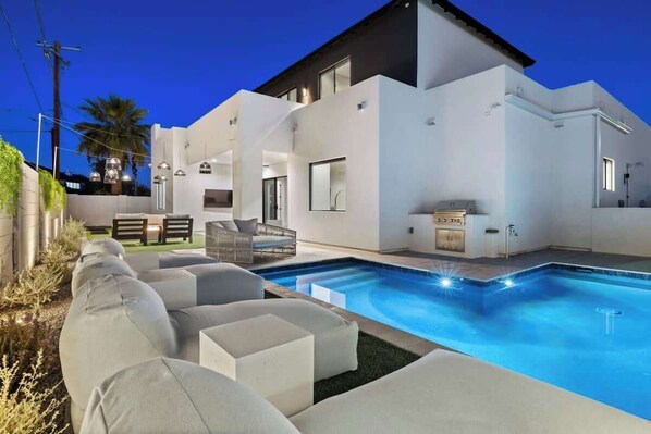 A modern house with a swimming pool, outdoor seating, and a patio area. - Experience The Westly! Very Clean, Walk to Oldtown (Scottsdale)