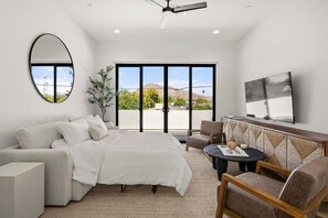 5 habitaciones, escritorio y tabla de planchar con plancha