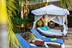 2 室外游泳池，06:30 至 19:00 开放，池畔遮阳伞，日光浴躺椅