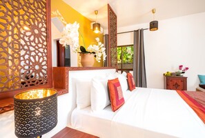 标准套房, 泳池景观 | 客房内保险箱、特色家居、办公桌、遮光窗帘